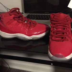 Red retro 11s size 5
